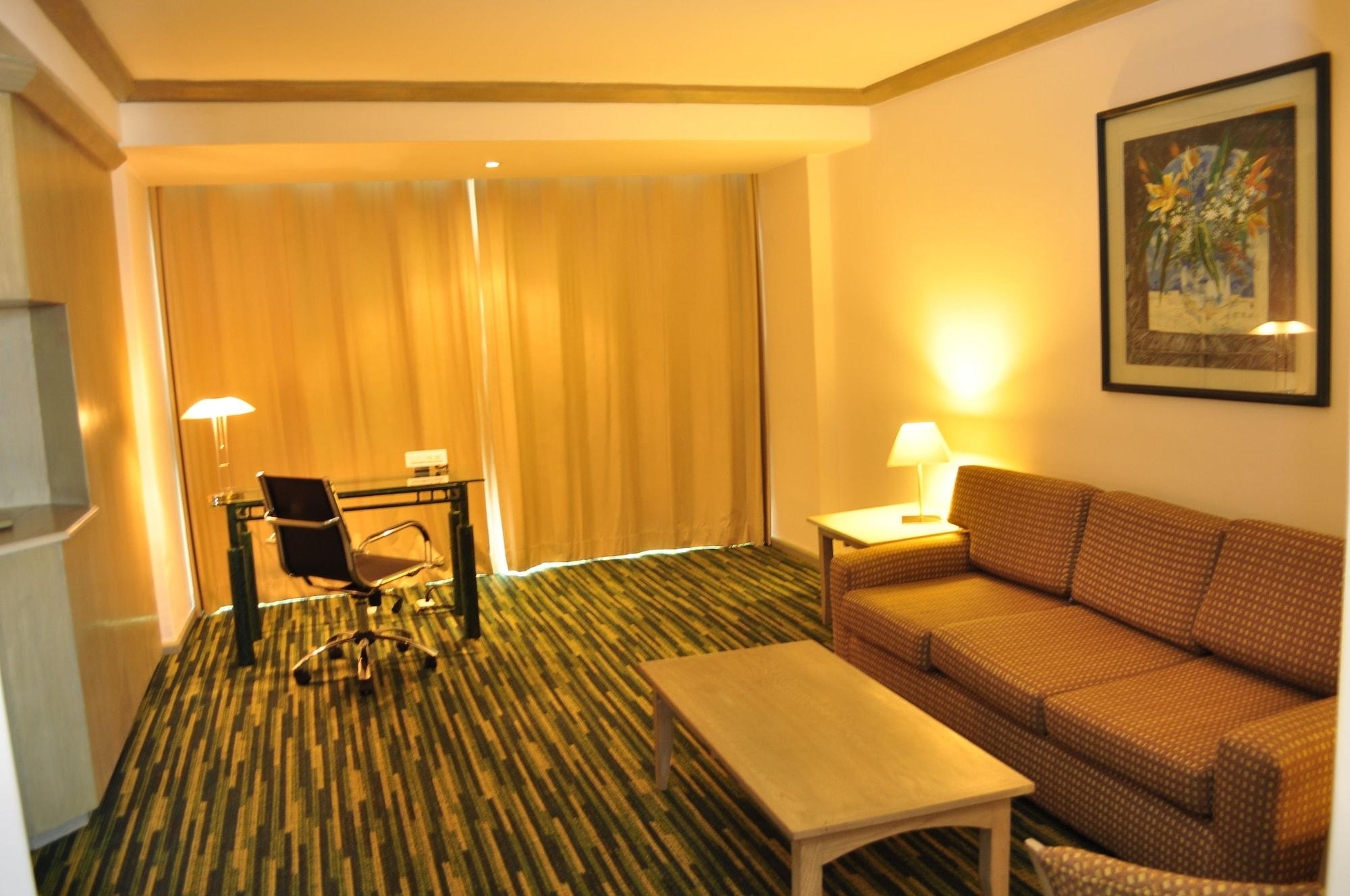 Radisson Paraiso Hotel Cidade do México Exterior foto A living room in a typical hotel suite