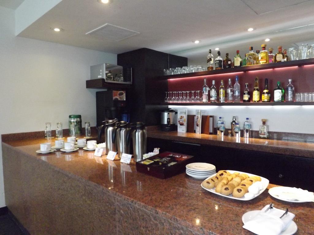 Radisson Paraiso Hotel Cidade do México Exterior foto The bar at the lounge