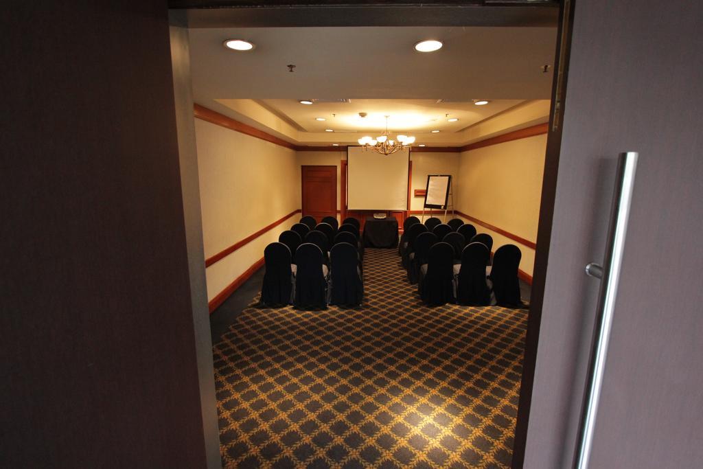 Radisson Paraiso Hotel Cidade do México Exterior foto A meeting room at a hotel