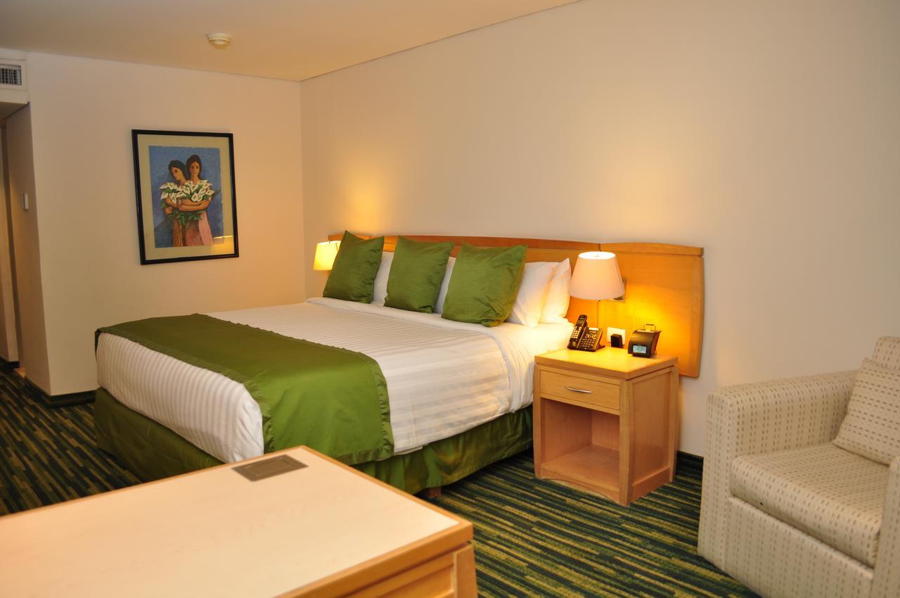 Radisson Paraiso Hotel Cidade do México Exterior foto A room at the Best Western Premier Hotel at the Royal Hawaiian