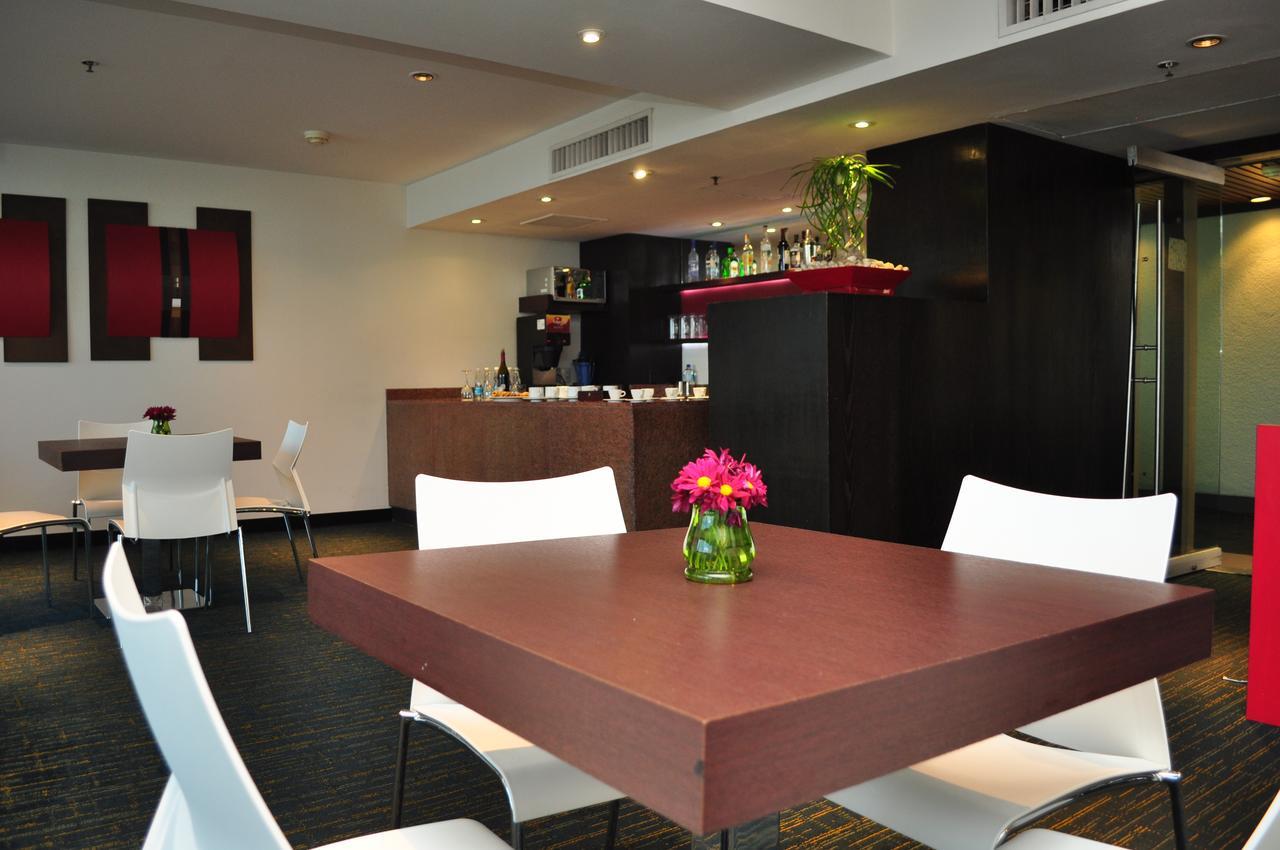 Radisson Paraiso Hotel Cidade do México Exterior foto A typical kitchen in a serviced apartment